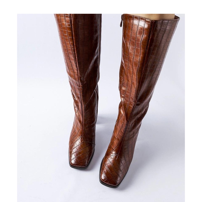 Bottes marron isolées à talons hauts brun 1