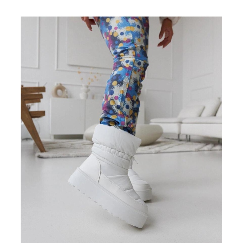 Bottes de neige isolées blanches sur la plateforme Polk - Solea 1 Bottes de neige isolées blanches sur la plateforme Polk - Solea 1