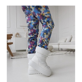 Bottes de neige isolées blanches sur la plateforme Polk - Solea 2 Bottes de neige isolées blanches sur la plateforme Polk - Solea 2