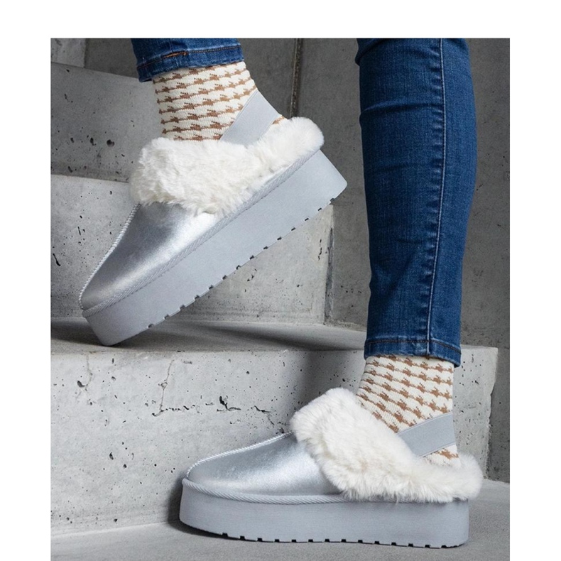 Chaussons plateforme argentés ornés de fourrure avec un élastique au talon, Asza - Solea gris 1 Chaussons plateforme argentés ornés de fourrure avec un élastique au talon, Asza - Solea gris 1