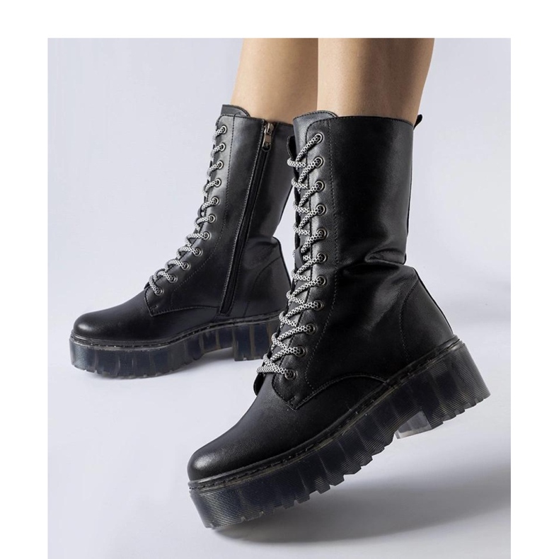Boots noires, cuir naturel, isolées 1