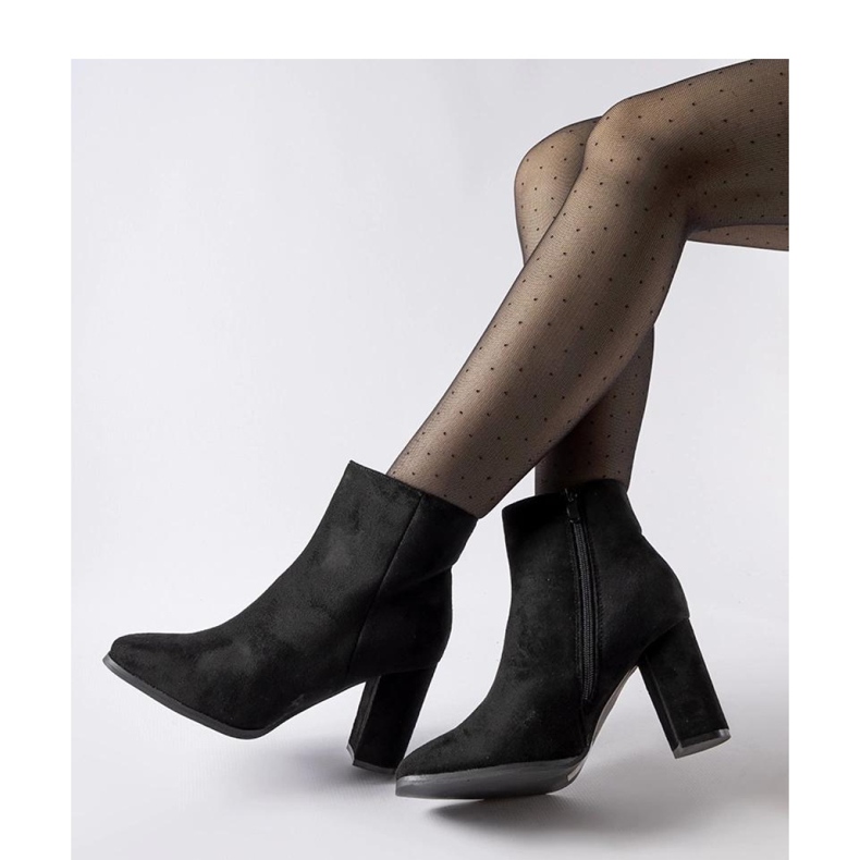 Bottines noires sur le poteau le noir 1