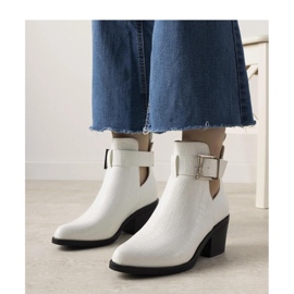 Bottines blanches à découpes 1