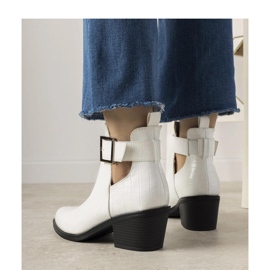 Bottines blanches à découpes 2
