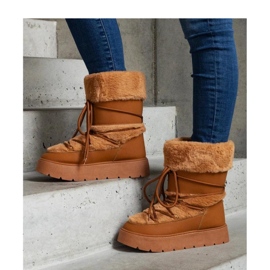 Bottes de neige isolées marron décorées de fourrure brun 1