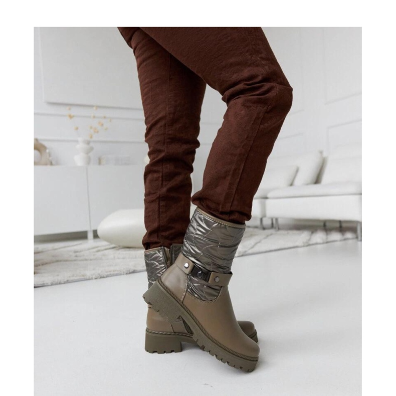 Bottines isolées vertes avec bride décorative 1