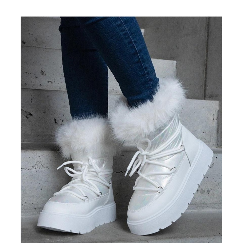 Bottes de neige isolées blanches avec fourrure 1