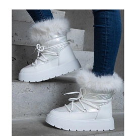 Bottes de neige isolées blanches avec fourrure 2