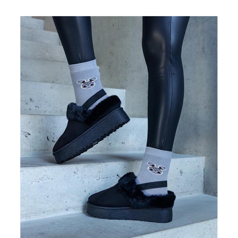 Chaussons plateforme noirs ornés de fourrure et avec un élastique au talon le noir 1 Chaussons plateforme noirs ornés de fourrure et avec un élastique au talon le noir 1