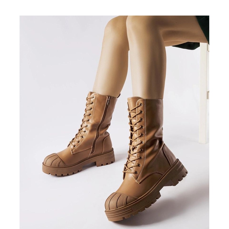 Travailleuses isolées marron brun 1