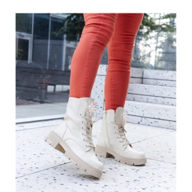 Bottines beiges avec perles décoratives 1