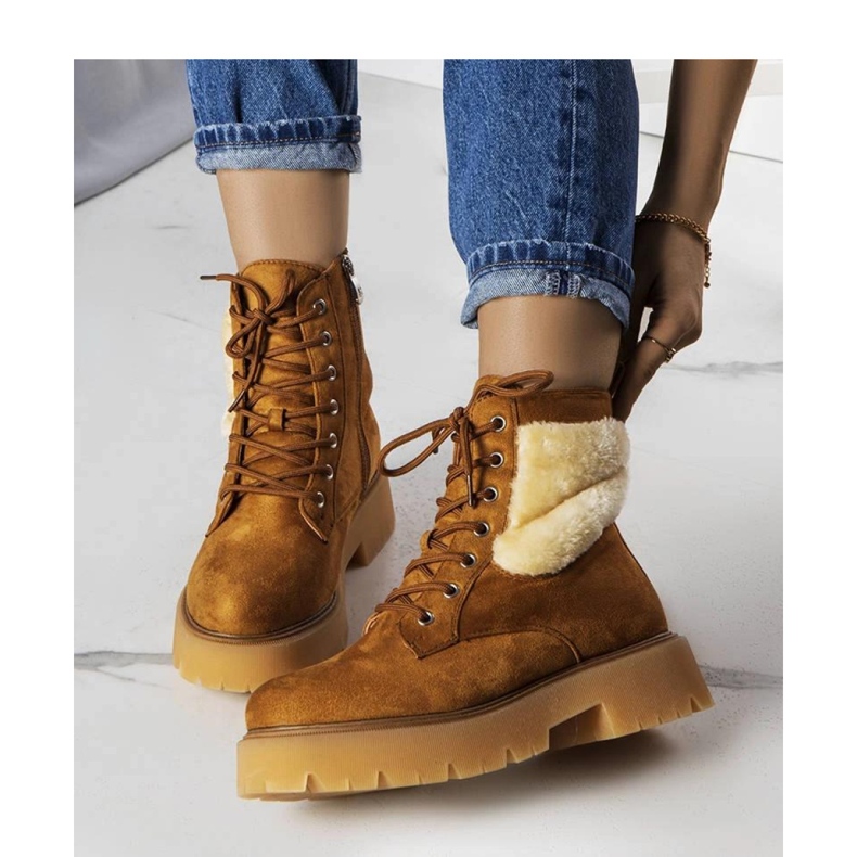 Bottes isolées marron avec fourrure brun 1