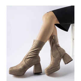 Bottines marron sur le poteau brun 1