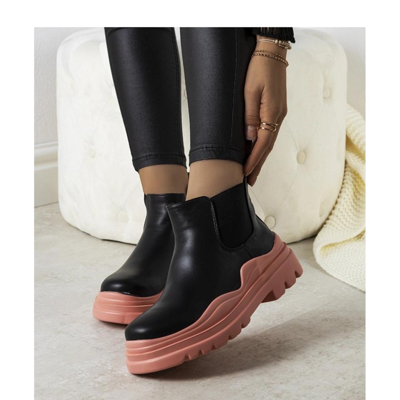 Bottines noires sur plateforme rose 1