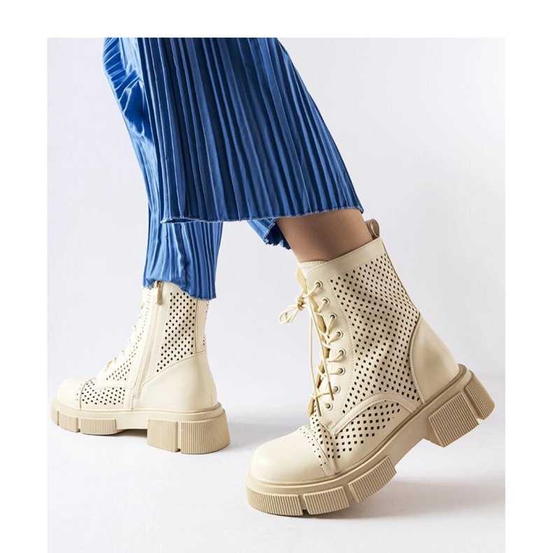 Bottines ajourées beiges 1