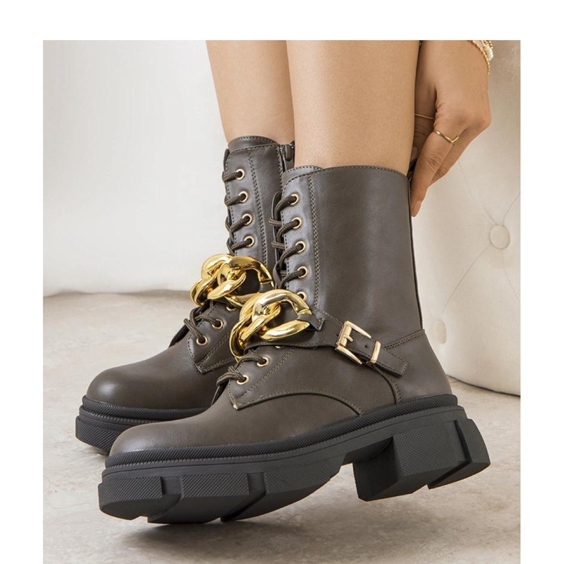 Chaussures de randonnée vertes avec chaîne 1