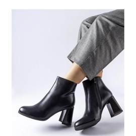 Bottines isolées noires à talon décoratif le noir 1