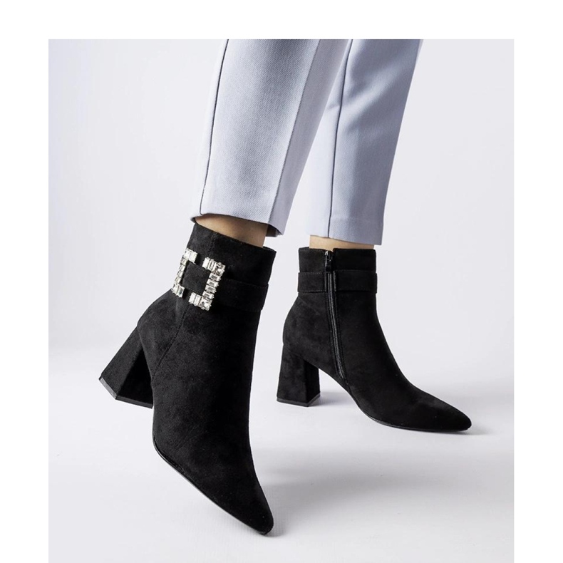 Bottes noires sur un poteau avec des zircons 1