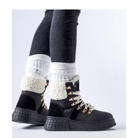 Des travailleurs noirs sur une plateforme massive 1