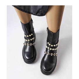 Bottes noires ornées de perles 2