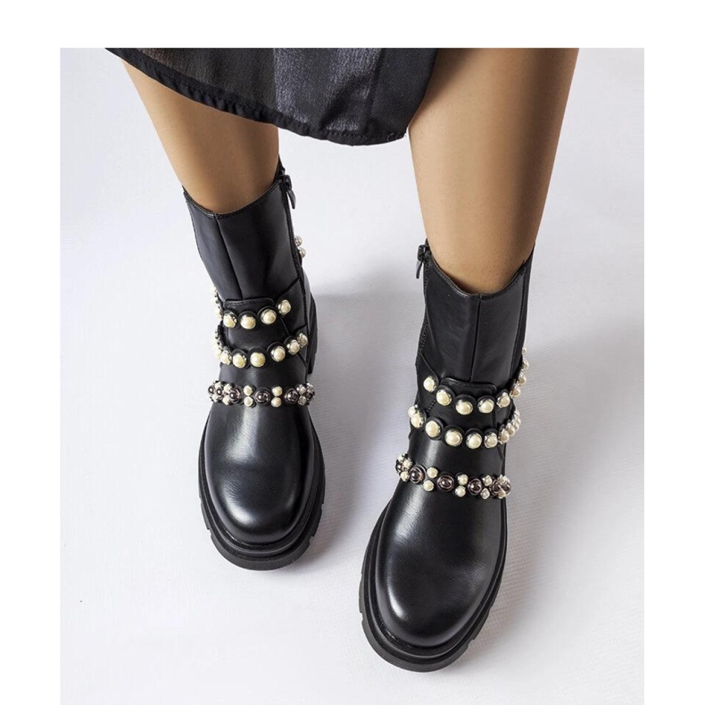 Bottes noires ornées de perles 2