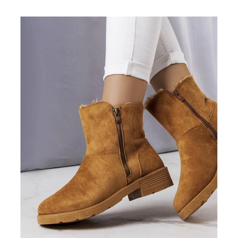 Bottes isolées marron brun 1