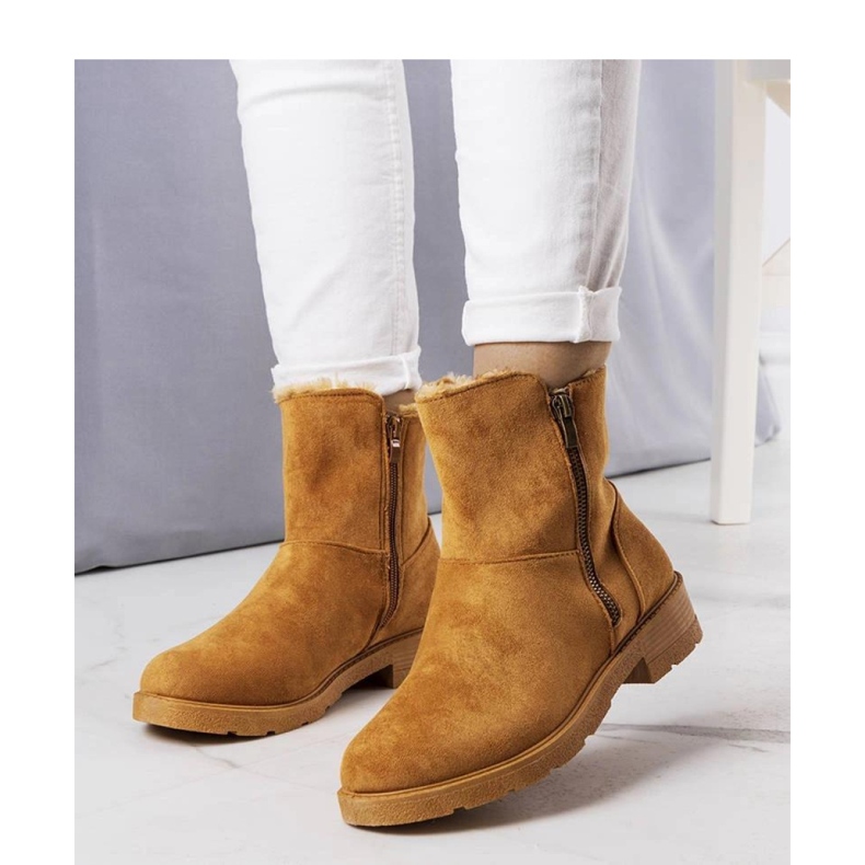 Bottes isolées marron brun 2