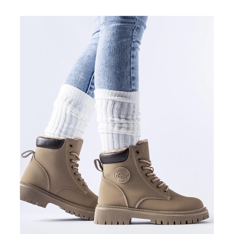 Bottes isolées beiges brun 1