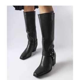 Bottes de cowboy noires sur le poteau 1