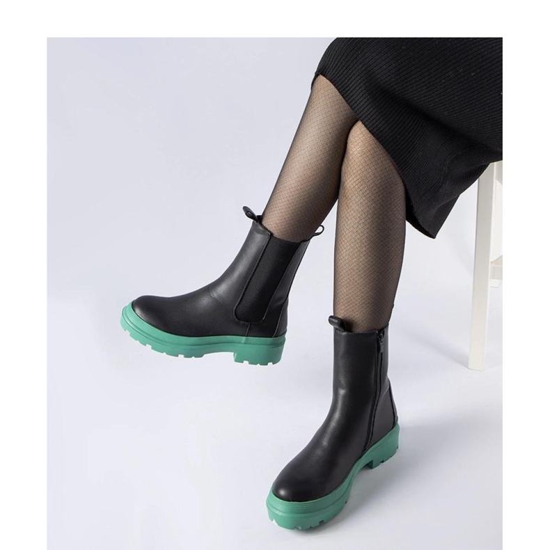 Bottines noires sur semelle verte 1