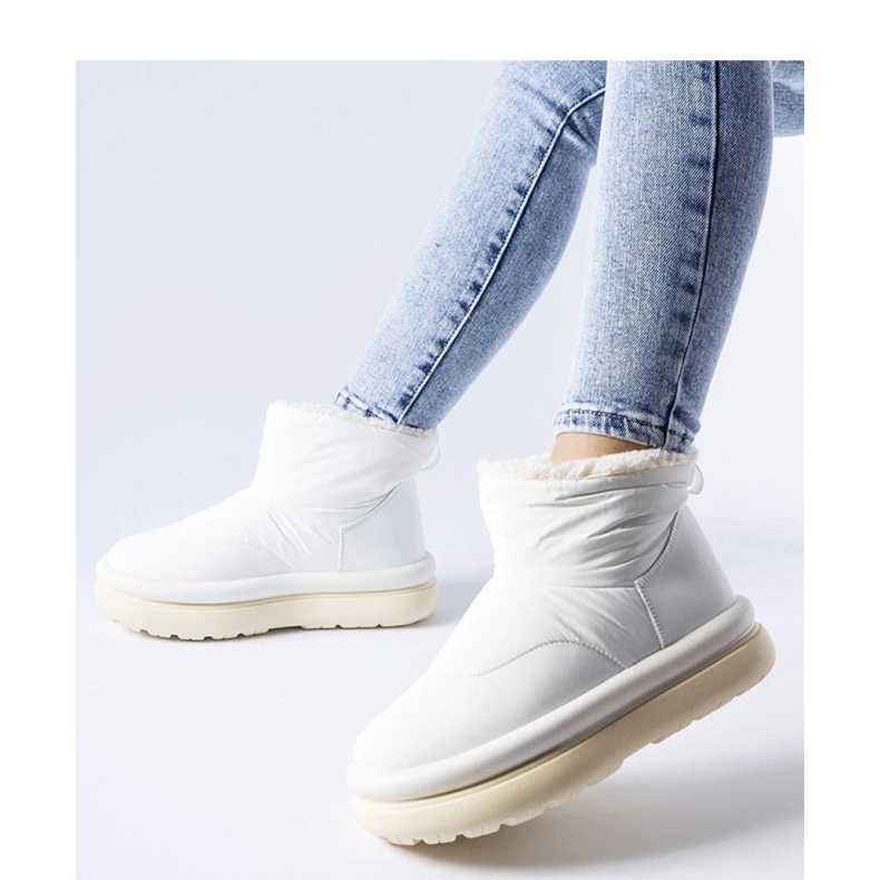 Bottes de neige isolées blanches 1