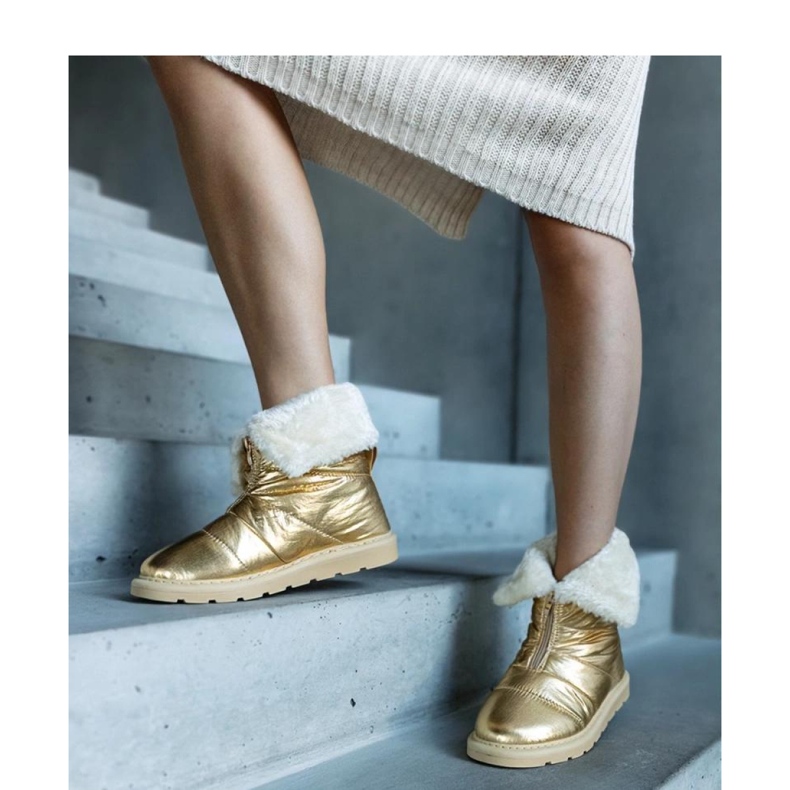 Bottes de neige isolées dorées avec col d'or 1