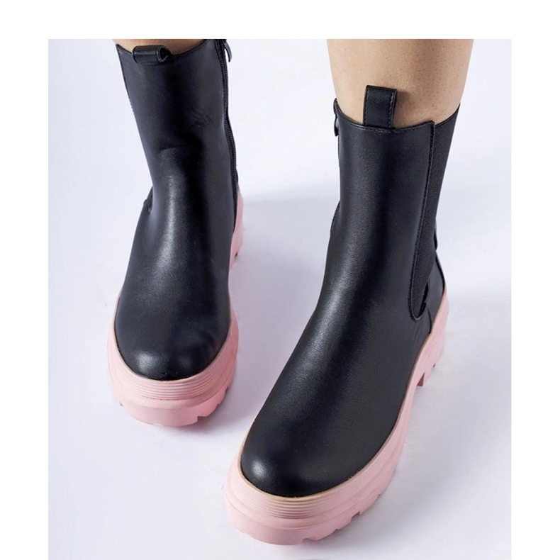 Bottines noires à semelles roses 2