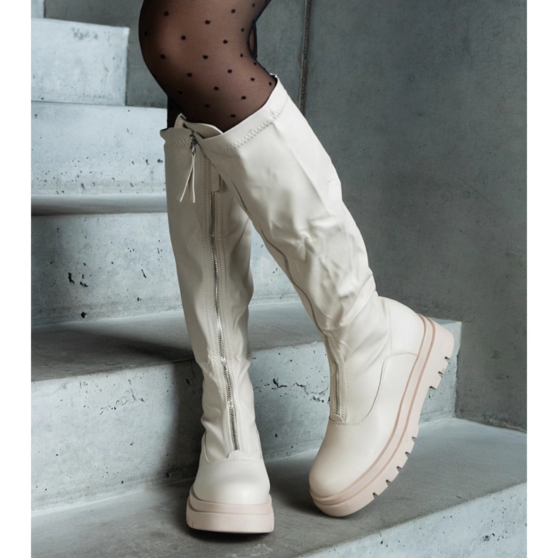 Bottines beiges en éco-cuir à talon plat ornées d'une fermeture éclair 2