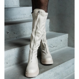 Bottines beiges en éco-cuir à talon plat ornées d'une fermeture éclair 1