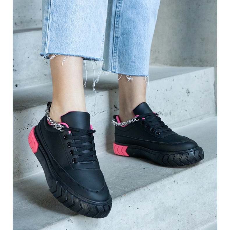 Baskets noires avec chaîne 1