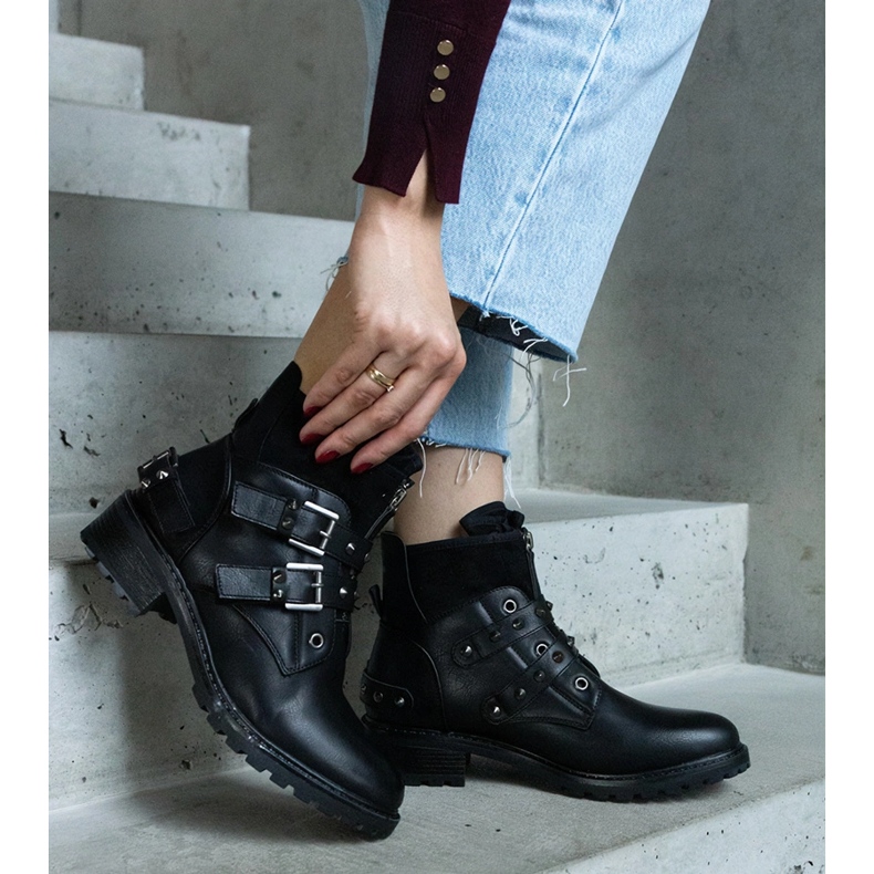 Bottines noires ornées de clous à talon plat 1