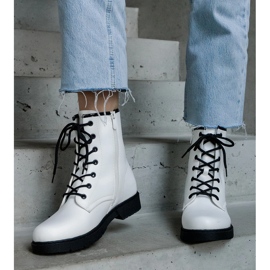 Bottes de travail isolées en éco-cuir blanches 1