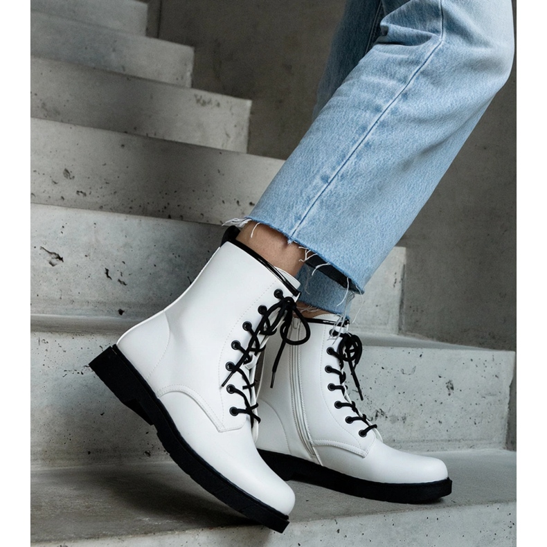 Bottes de travail isolées en éco-cuir blanches 2