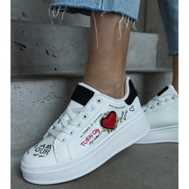 Baskets blanches ornées d'un patch et d'inscriptions sur la plateforme 3