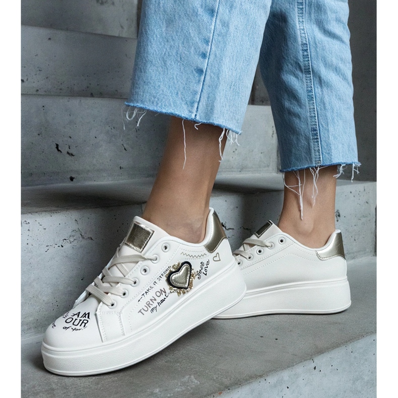 Baskets beiges ornées d'un patch et d'inscriptions sur la plateforme Etara 1