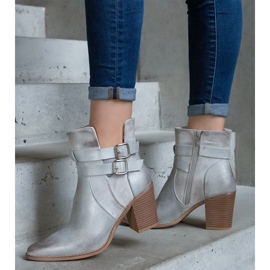 Bottines à talons argentées ornées d'une découpe 2