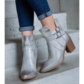 Bottines à talons argentées ornées d'une découpe 1