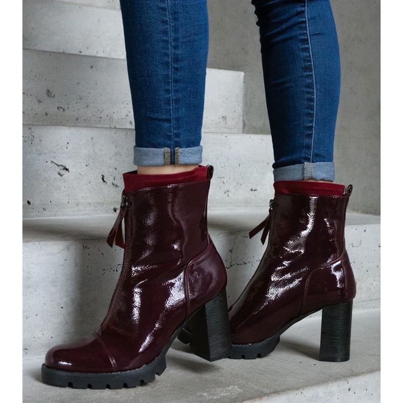 Bottines vernis bordeaux ornées d'un fermoir rouge 2
