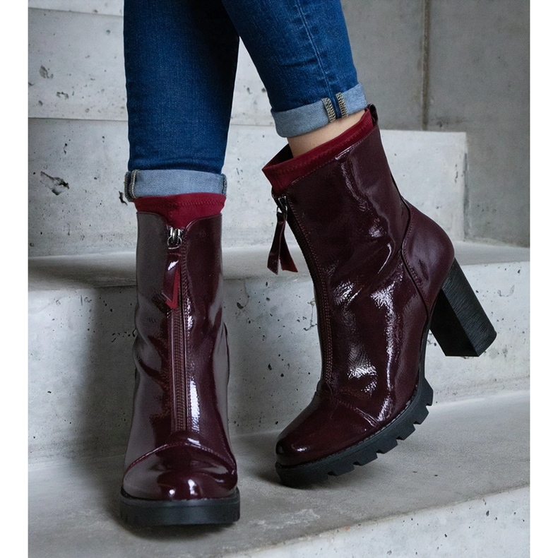 Bottines vernis bordeaux ornées d'un fermoir rouge 1