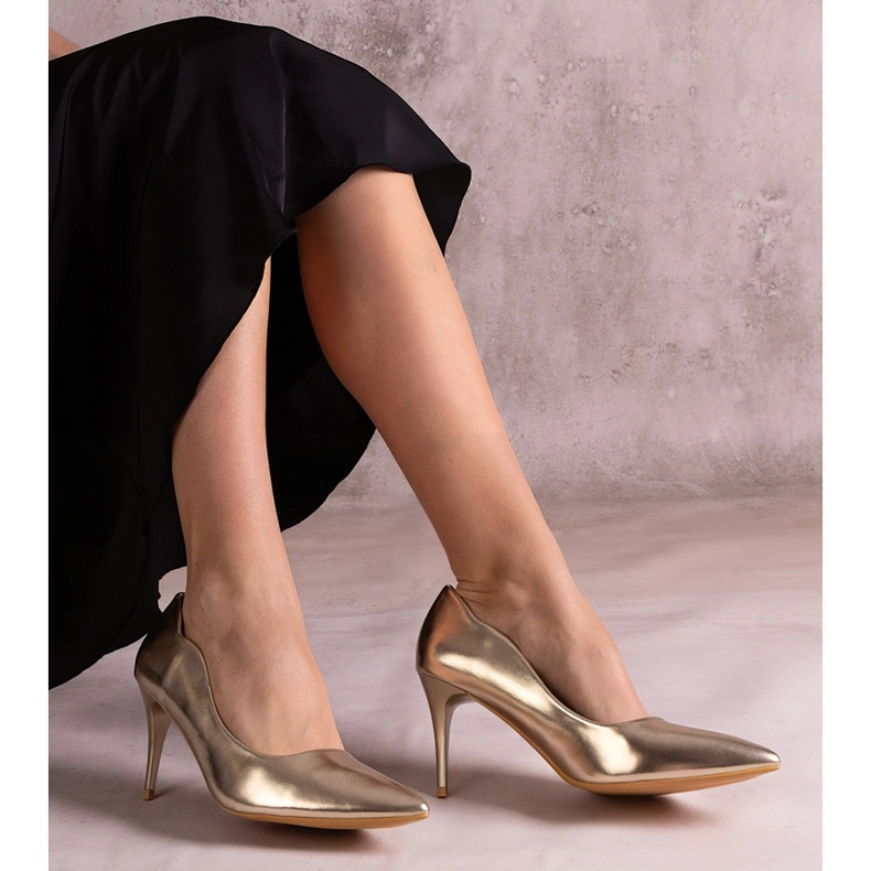 Pompes à talons hauts métalliques verrouisés dorés 1