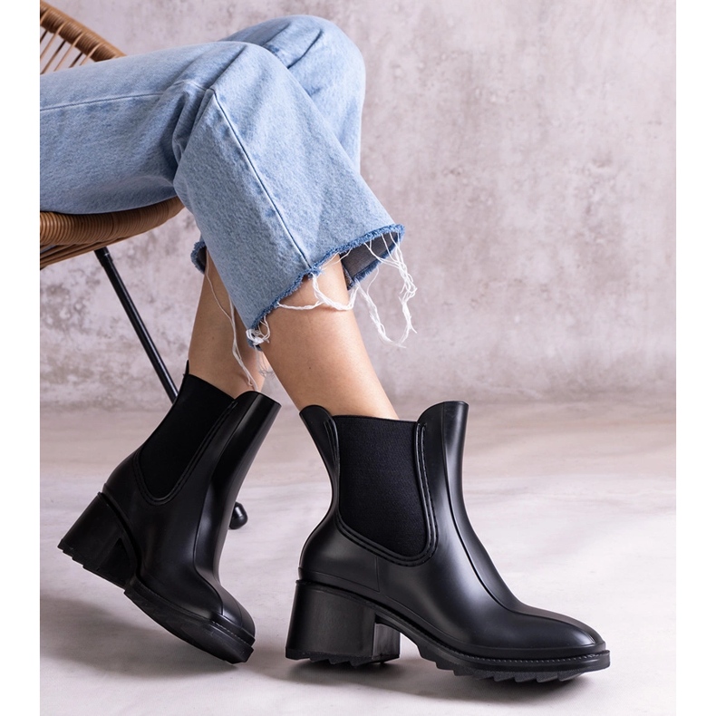 Galoches noires sur talon haut 1