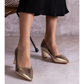 Escarpins dorés sur le pilier d'or 1 Escarpins dorés sur le pilier d'or 1