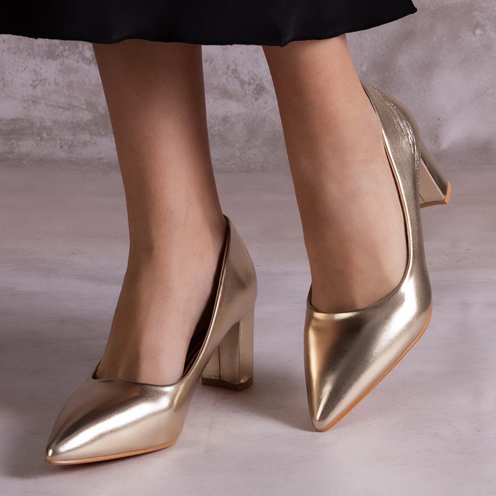 Escarpins dorés sur le pilier 2