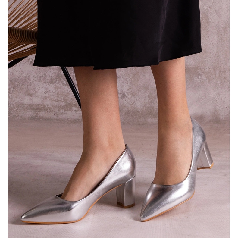 Pompes métalliques en argent sur le poteau 2